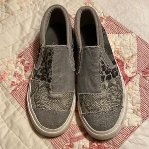 Blowfish Malibu size 9. Gray and black print slip on shoes
